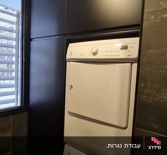 מכונת כביסה ומייבש בחדר כביסה מודרני